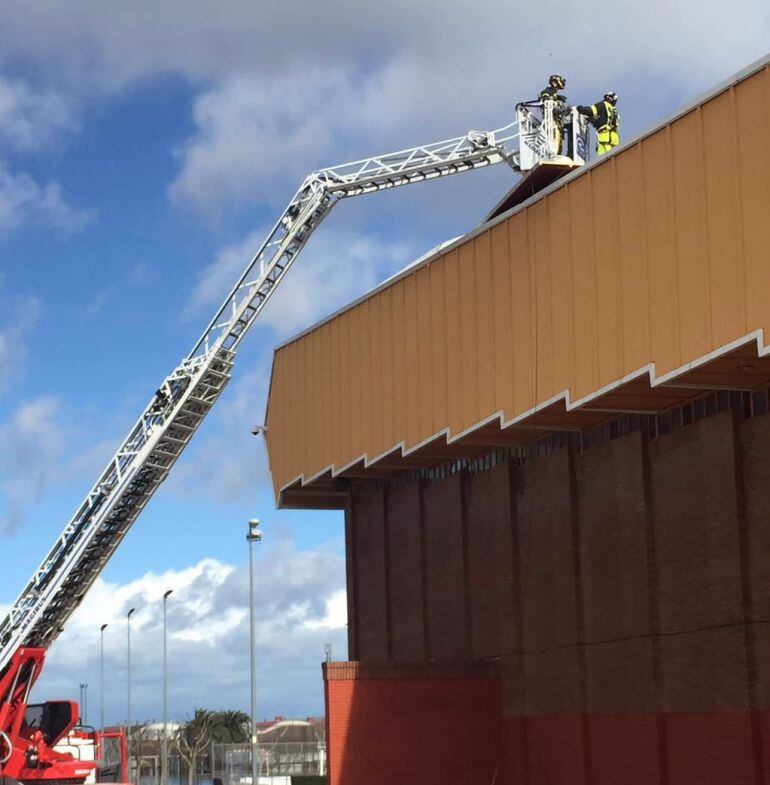 Bomberos reparan los desperfectos del techo del polideportivo en Don Benito