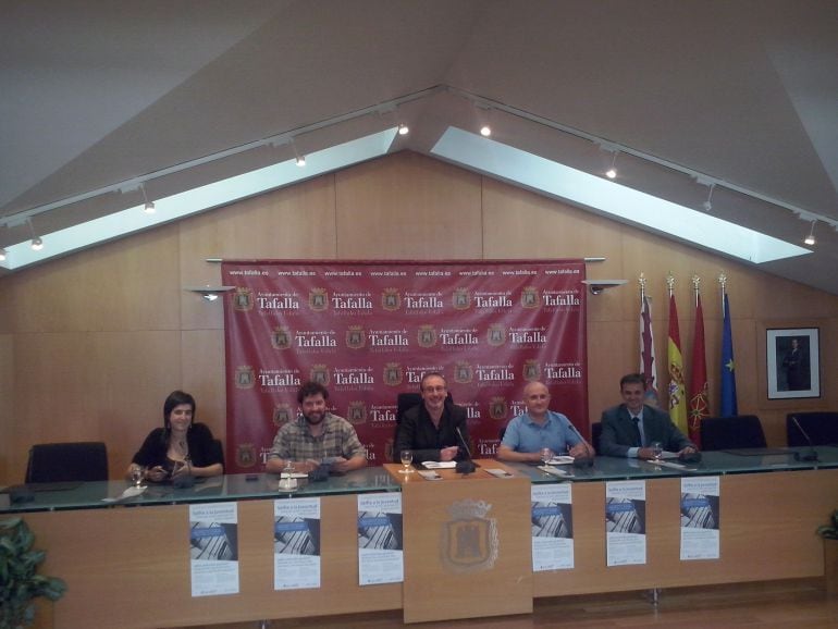 Haizea Lizarbe y Miguel Ángel González, concejala  y técnico de juventud de Tafalla; Arturo Goldaracena, alcalde de Tafalla; Alfonso Arteaga, director del curso y Patxi Senosiain de Caixabank