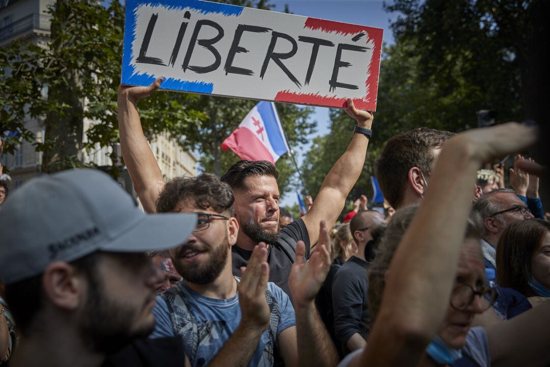 Manifestantes antivacunas protestando contra las últimas medidas decretadas por Macron, el pasado 17 de julio.