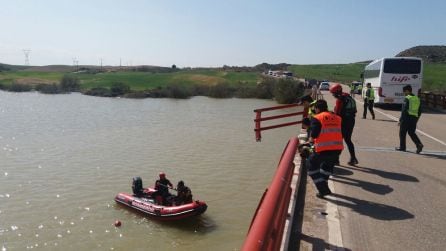 La boya señala el lugar donde los Bomberos, con su cámara subacuática, han localizado el vehículo