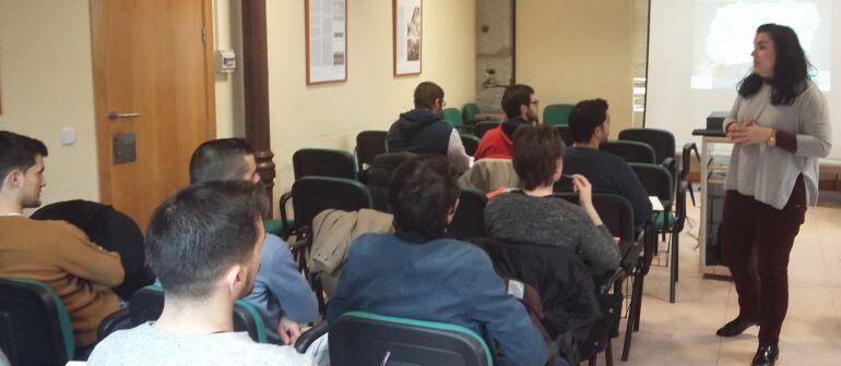 Marina Gutiérrez impartiendo uno de los seminarios durante la &quot;Semana del Empleo 2016&quot; en el campus de la Fábrica de Armas de Toledo 