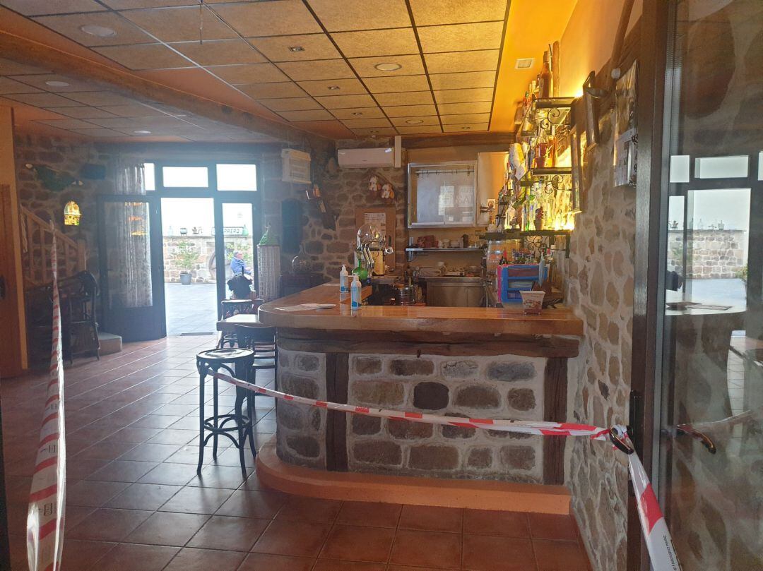 Interior de un bar cerrado-