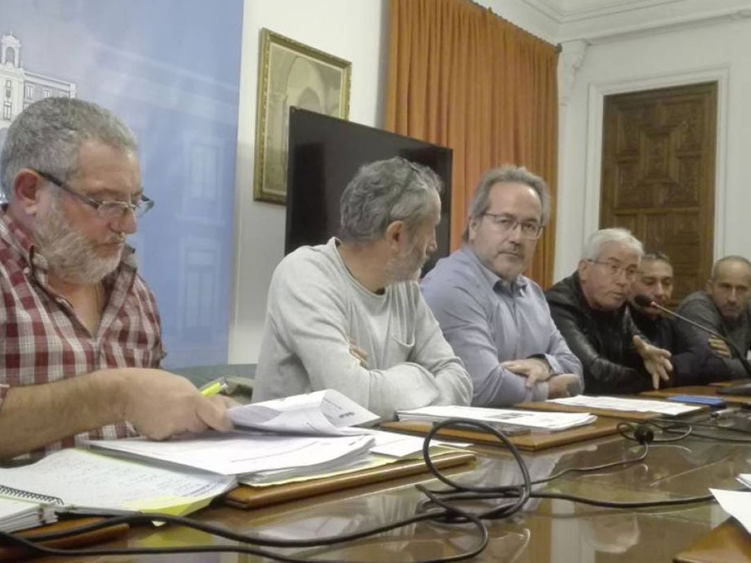 Integrantes del Comité de Empresa junto a Romualdo Fernández y el alcade Francisco Guarido