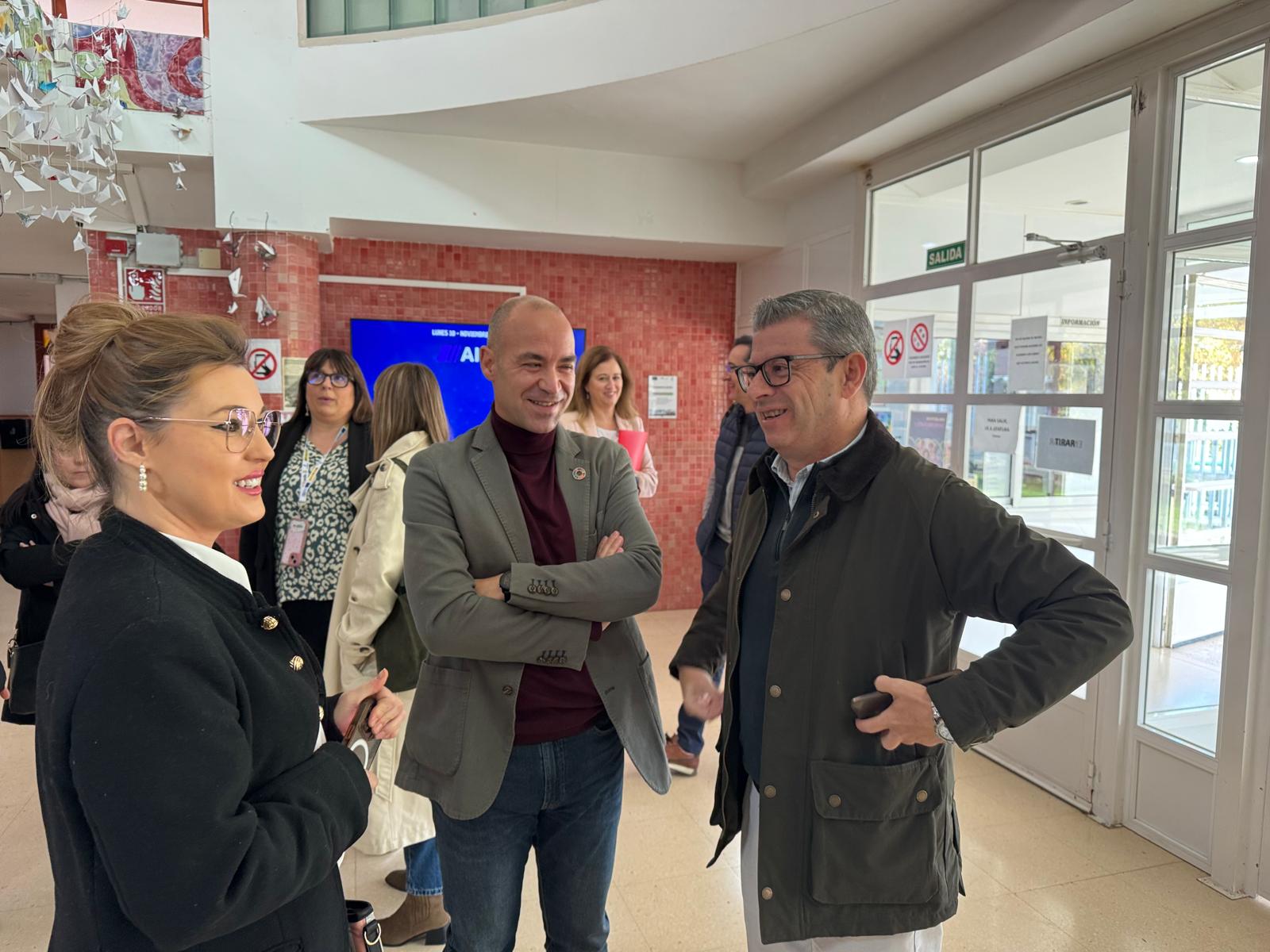 El Director General de FP de Castilla-La Mancha, José Rodrigo Cerrillo y el Alcalde de Motilla del Palancar, Pedro Javier Tendero y la Delega de Economía, Empresas y Empleo de Cuenca, Arancha Poveda.
