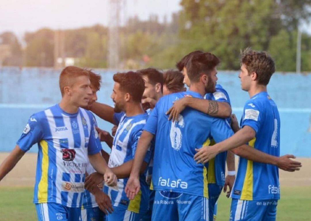 Los jugadores de la Arandina se felicitan durante el reciente duelo ante el Numancia B.