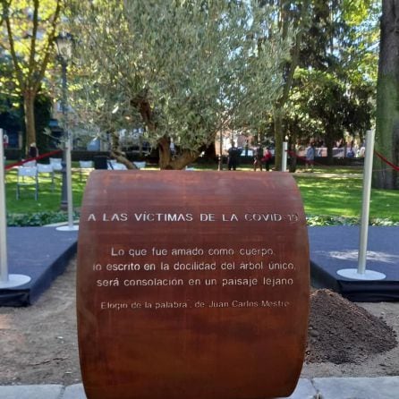 La placa en recuerdo a las víctimas