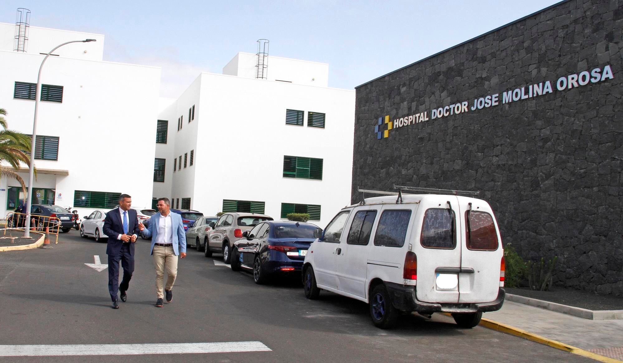 Visita del presidente y vicepresidente del Cabildo de Lanzarote al lugar en el que se construirá el aparcamiento.