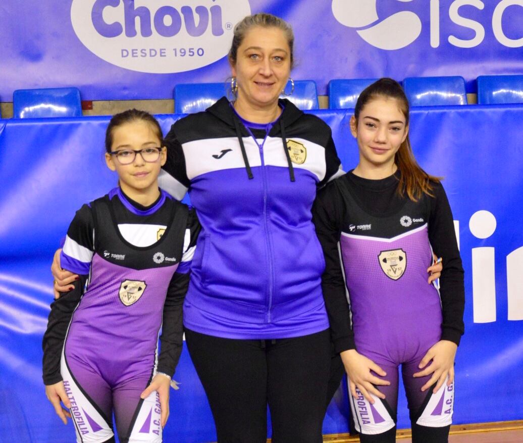 África Fernández y Yuna López junto a su entrenadora