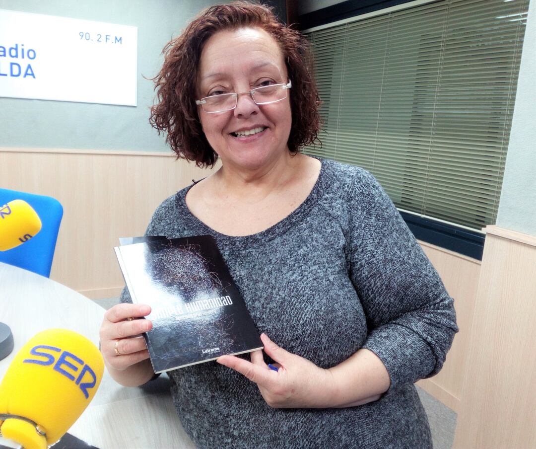 Remedios Gras, autora de &quot;Simple Humanidad&quot; en el estudio de Radio Elda