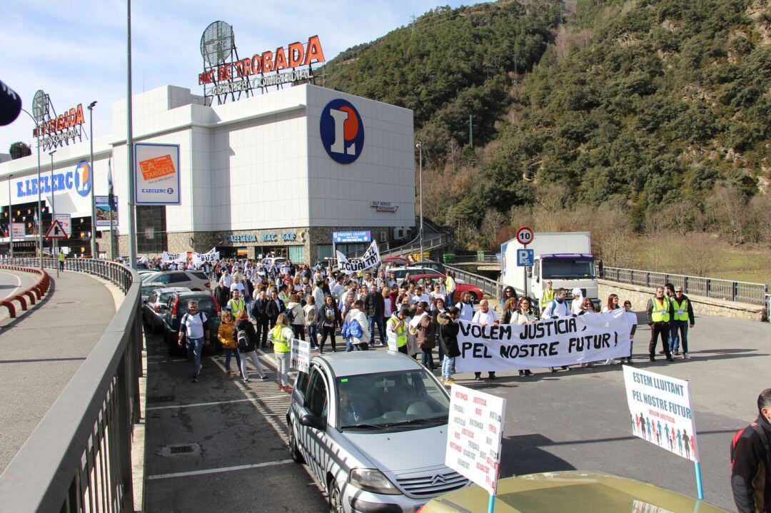 Marxa de protesta dels treballadors del Punt de Trobada contra el desnonament del centre comercial.