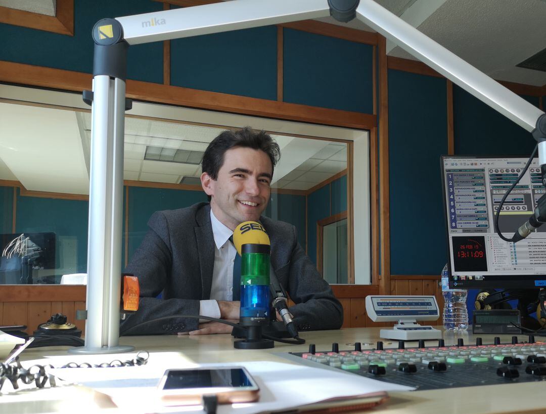 Pedro Casares en los estudios de la SER.