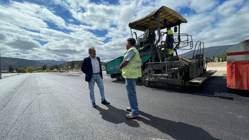 El concejal de Contratación, Control de Servicios Públicos y Proyectos Municipales, Francisco Lechuga, charla con un operario en la zona de las obras del Estadio de La Victoria.