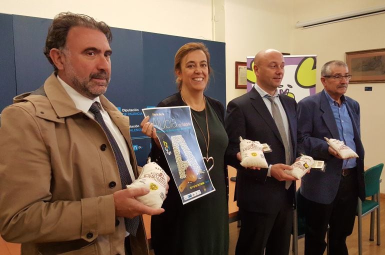 De izquierda a derecha: Gerardo León, alcalde de Saldaña, Ángeles Armisén, presidenta de la Diputación, Luis Calderón, diputado de promoción económica y Ángel Cantero, presidente de la Asociación de Autocaravanistas