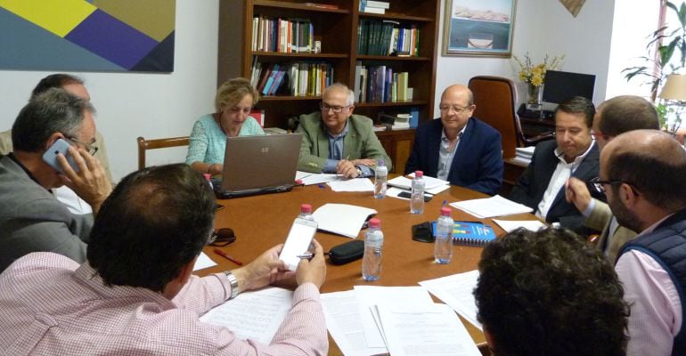 Representantes del CES y de la construcción durante la reunión para crear el nuevo organismo.
