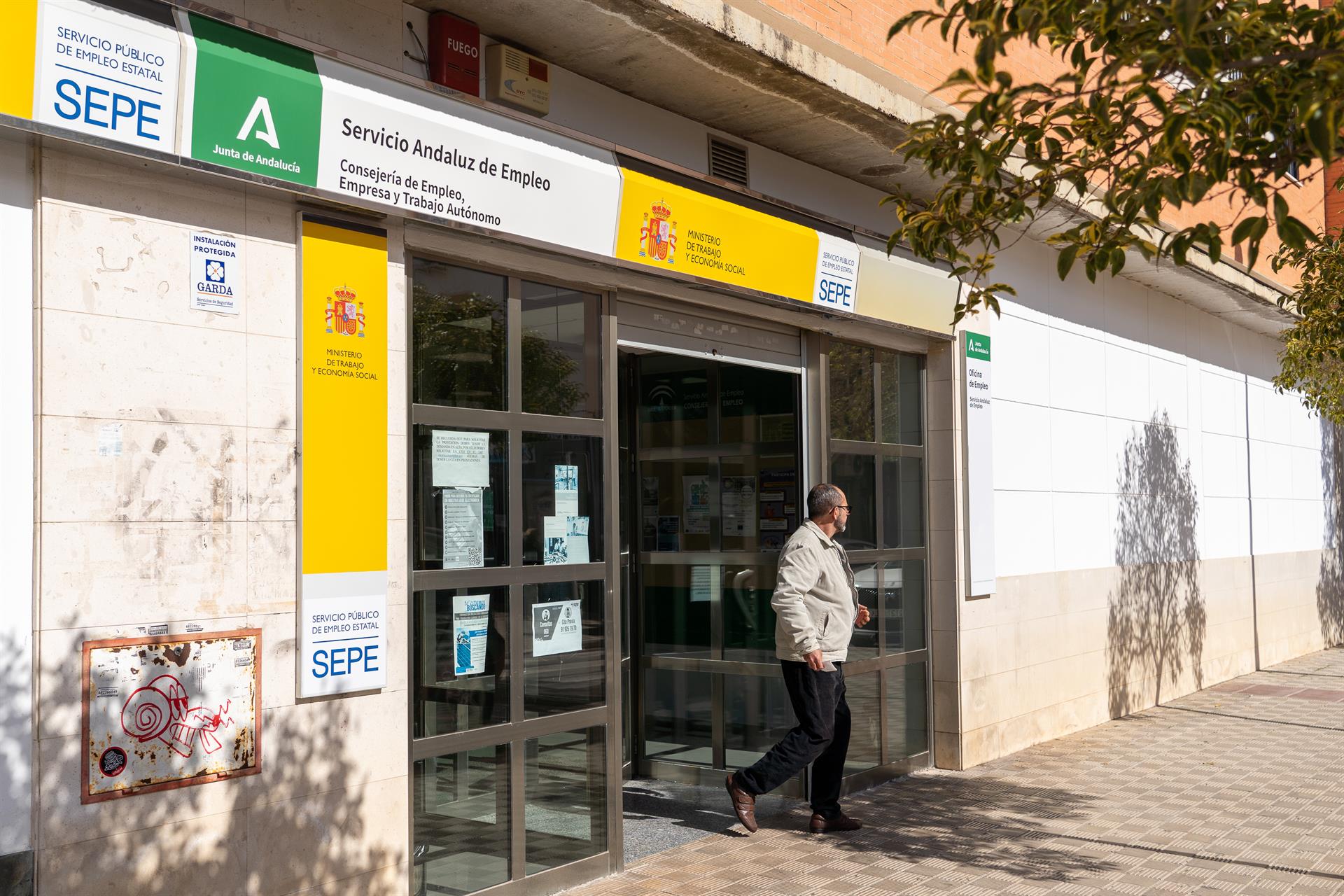 Archivo - Un persona saliendo de una oficina del SEPE en imagen de archivo.- Francisco J. Olmo - Archivo