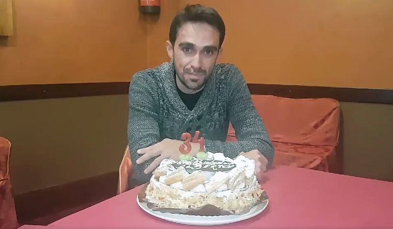 Alberto Contador celebró con la tradicional tarta su trigésimocuarto cumpleaños