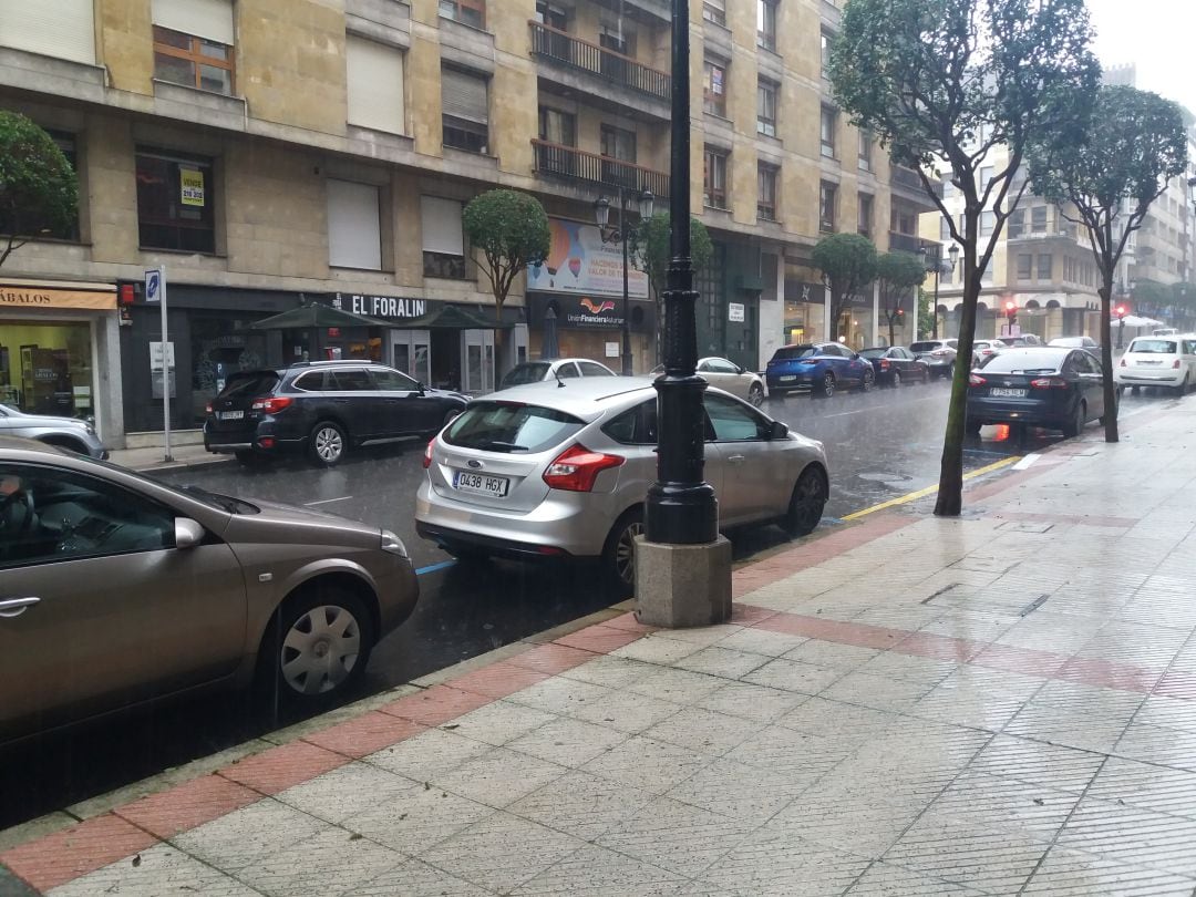 Las precipitaciones en Oviedo llegaron a ser torrenciales en algunos momentos de la tarde de ayer