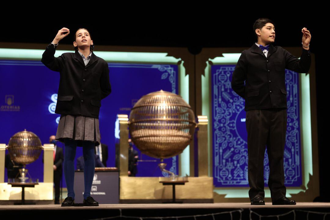 Dos de los niños de la residencia de San Ildefonso cantan uno de los quintos premios.