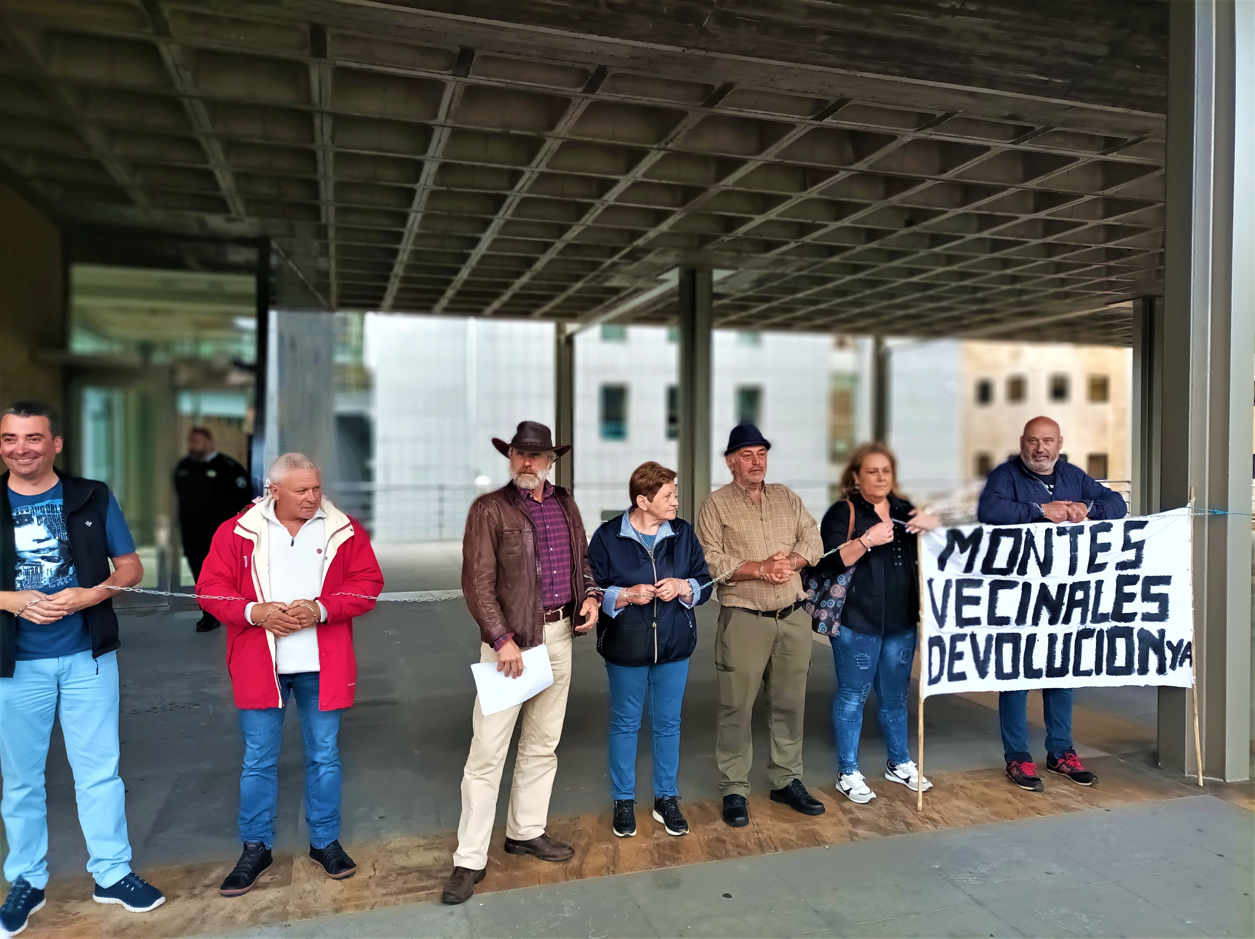 Victorina Rodríguez y el portavoz de Asturias Ganadera, Xuan Valladares, en el centro de la imagen durante el encadenamiento