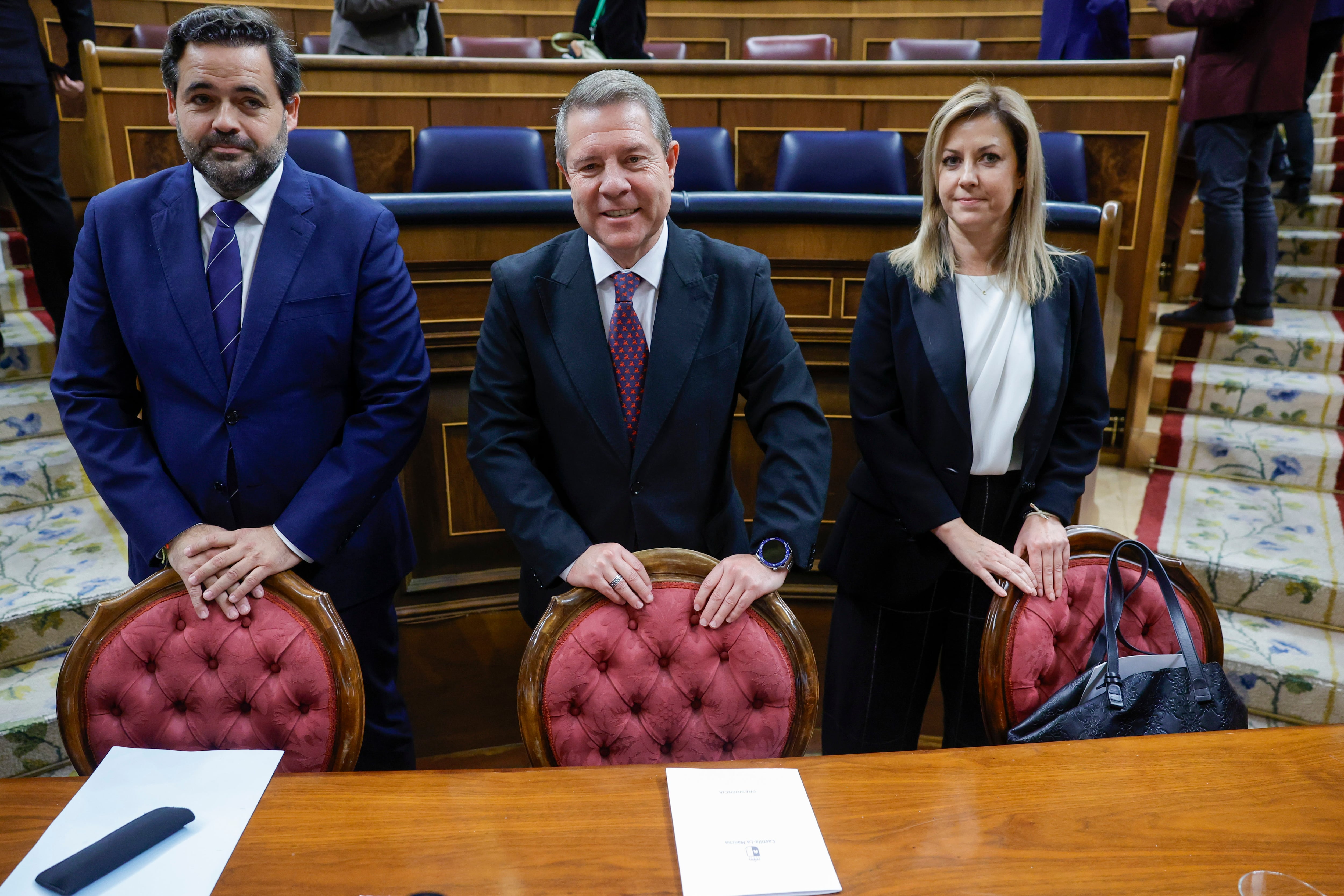 MADRID, 11/11/2025.- El presidente de Castilla-La Mancha, Emiliano García-Page; el presidente regional del PP, Paco Núñez (i), y a la portavoz del PSOE en las Cortes de Castilla-La Mancha, Ana Isabel, al inicio del debate para la toma en consideración de la reforma del estatuto de autonomía de Castilla-La Mancha, en el pleno del Congreso de los Diputados. EFE/ Zipi