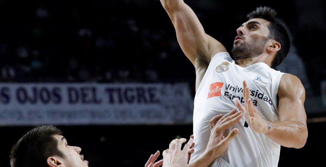 Facundo Campazzo entra a canasta durante el partido ante el Joventut