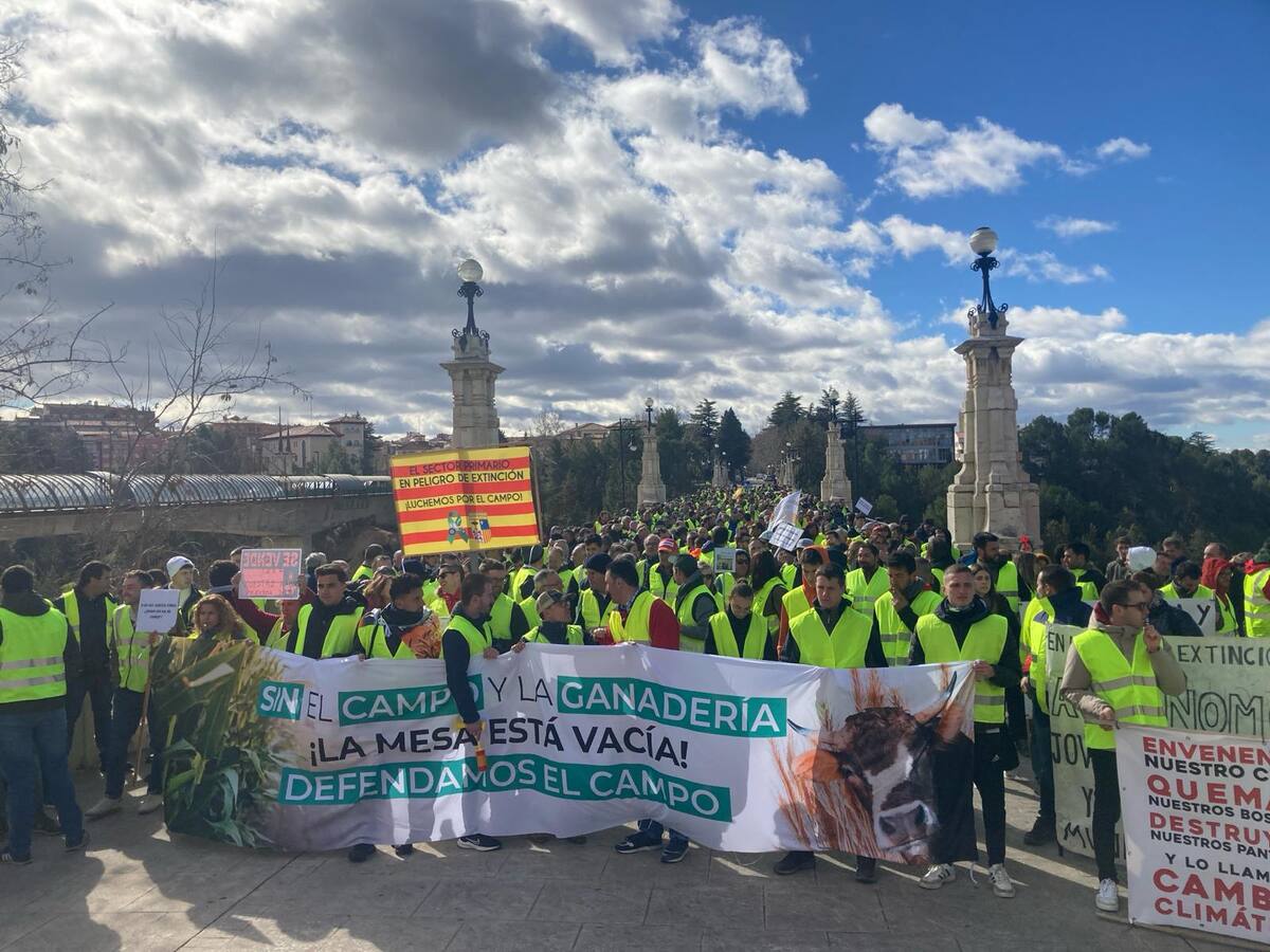 500 agricultores y ganaderos colapsan el centro de Teruel (23/02/2024)