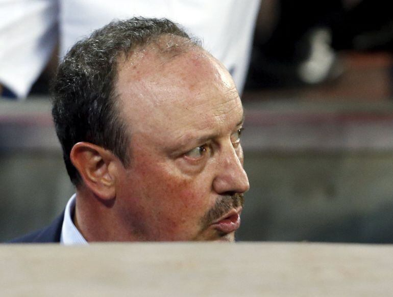 Rafa Benítez abandona el estadio de San Paolo después de la derrota del Nápoles ante la Lazio