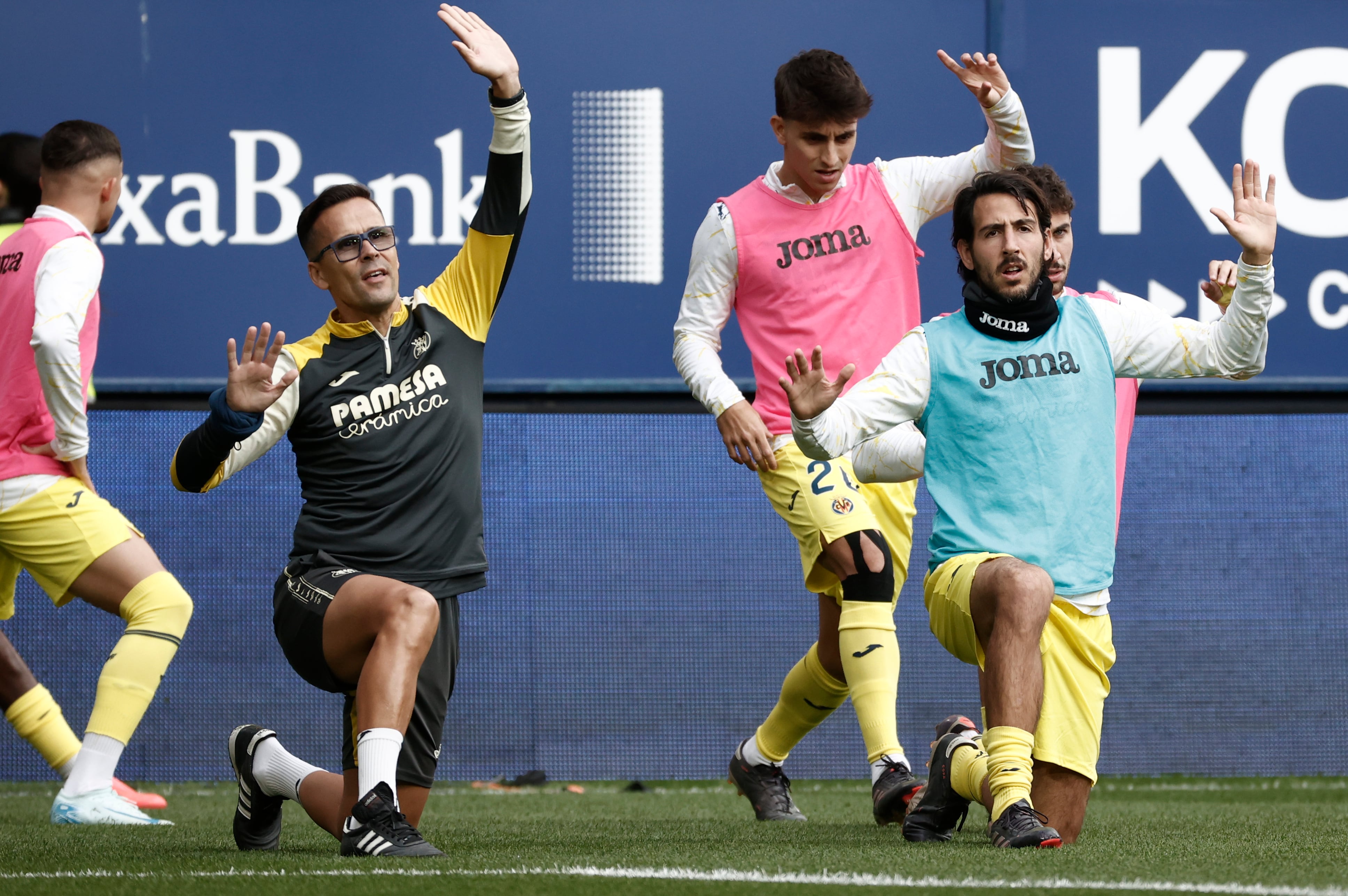 PAMPLONA, 24/11/2024.- El centrocampista del Villarreal Daniel Parejo (d) durante el calentamiento previo al partido de la jornada 14 de Liga disputado ante Osasuna este domingo en el estadio de El Sadar. EFE/Jesús Diges
