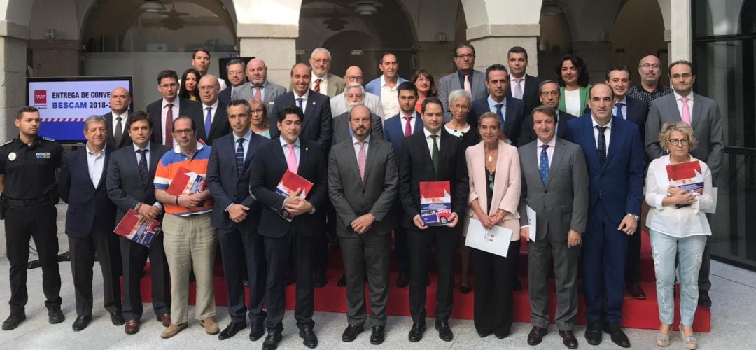 El vicepresidente del Gobierno regional, Pedro Rollán, junto a los alcaldes de los municipios que han ratificado su acuerdo con las BESCAM