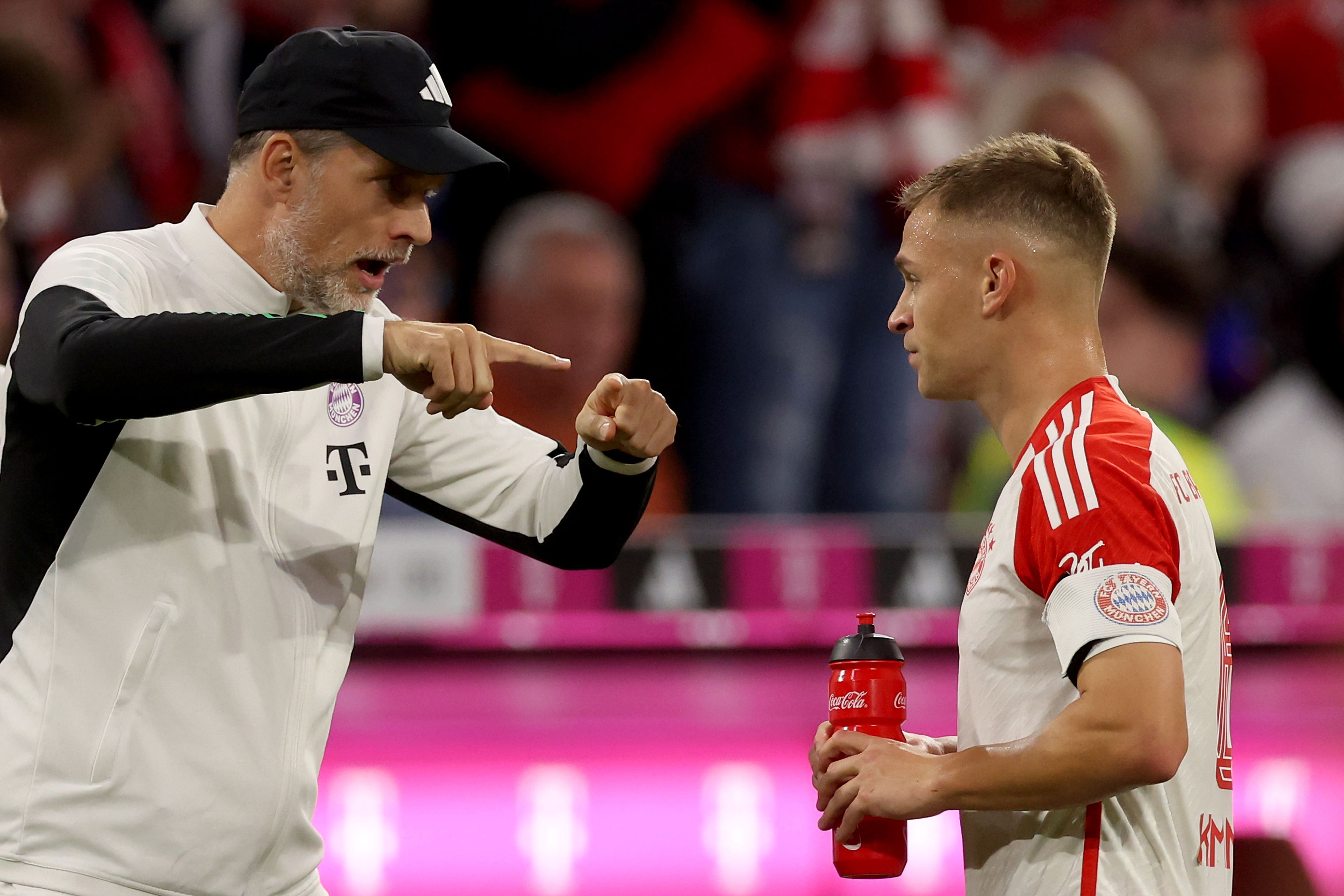 Thomas Tuchel y Joshua Kimmich hablan antes de un partido del Bayern de Múnich de Bundesliga. (Photo by Alexander Hassenstein/Getty Images)