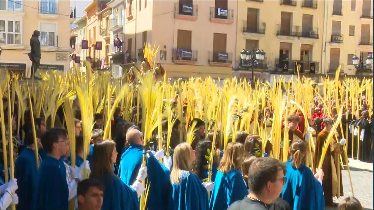 Momento en el que los cofrades comenzaron a agitar las palmas al paso de la Entrada de Jesús en Jerusalén.