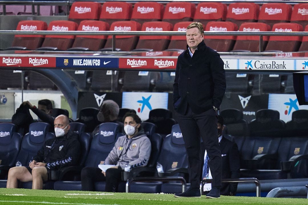 Ronald Koeman en el área técnica del Camp Nou