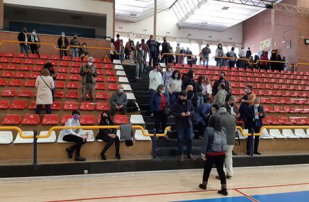 Militantes del PSOE, durante la asamblea extraordinaria celebrada en San José.