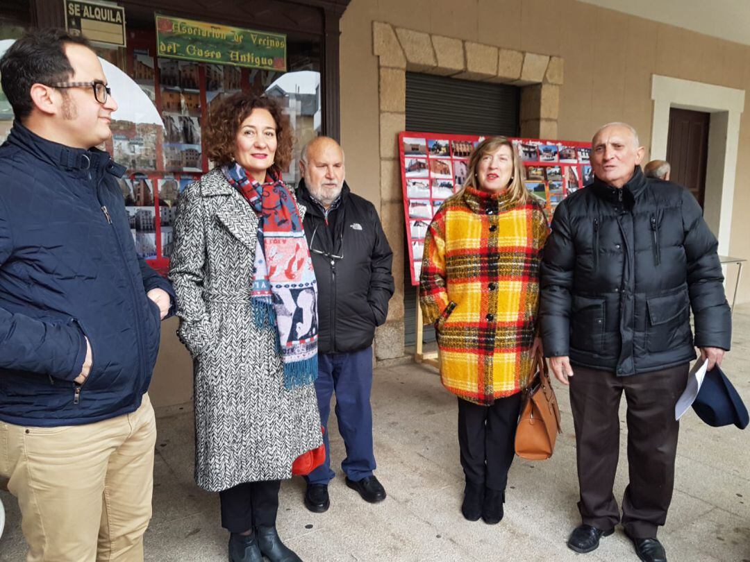 La alcaldesa asistió a la inauguración de la exposición fotográfica