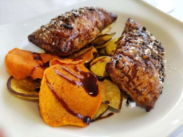 Pastelas rellenas de cordero con chips de hortalizas