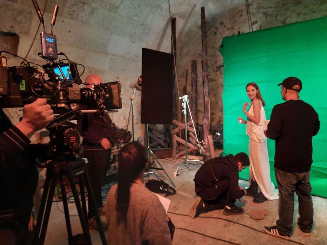 Un momento de la grabación de la serie &#039;Milagros de luna&#039; en las bodegas del castillo de Cuéllar