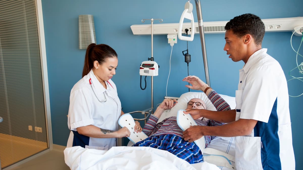 Charlamos con el geriatra Fran Soria sobre sujeciones físicas a los pacientes