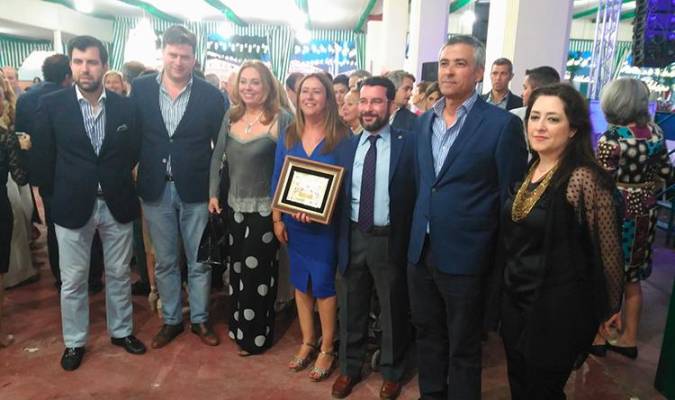 Socios de la Caseta del Esparadrapo recibiendo uno de sus premios