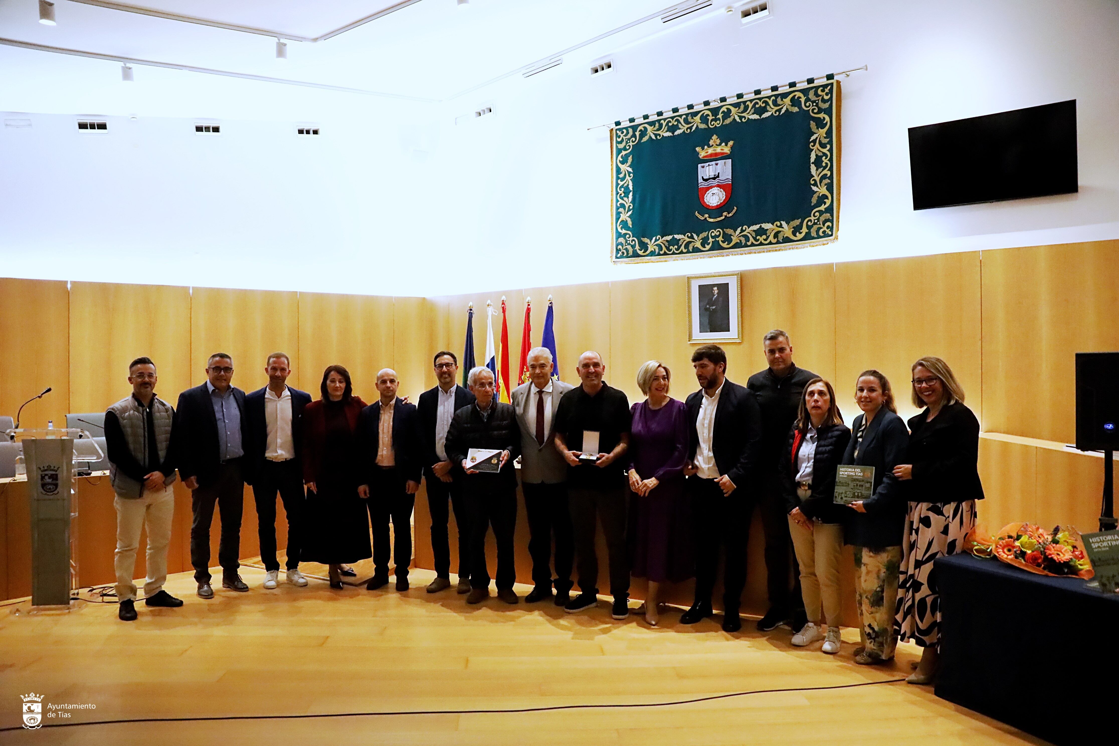 El CF Sporting Tías recibe la primera Medalla de Oro del Ayuntamiento de Tías.