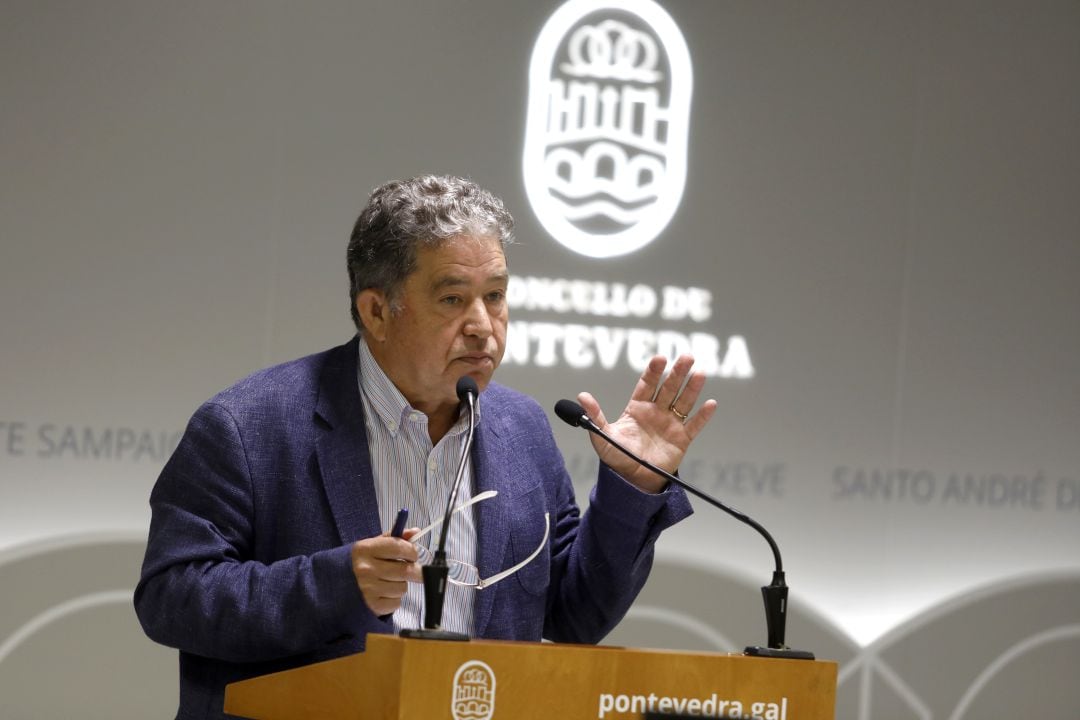 Fernández Lores durante su rueda de prensa en el Concello de Pontevedra 