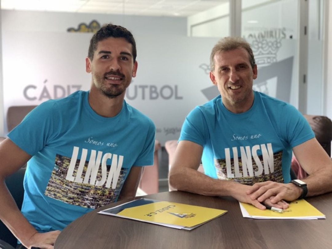 Garrido junto a Óscar Arias con la camiseta de &quot;La lucha no se negocia&quot;