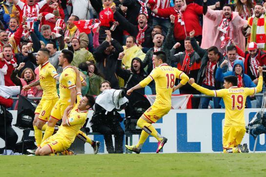 GRA263. GETAFE (MADRID), 08/05/2016.- Los jugadores del Sporting de Gijón celebran el gol que m arcó Sergio Álvarez ante el Getafe, durante el partido correspondiente a la trigésimo séptima jornada de la Liga, que ambos equipos disputan en el Coliseum Alf