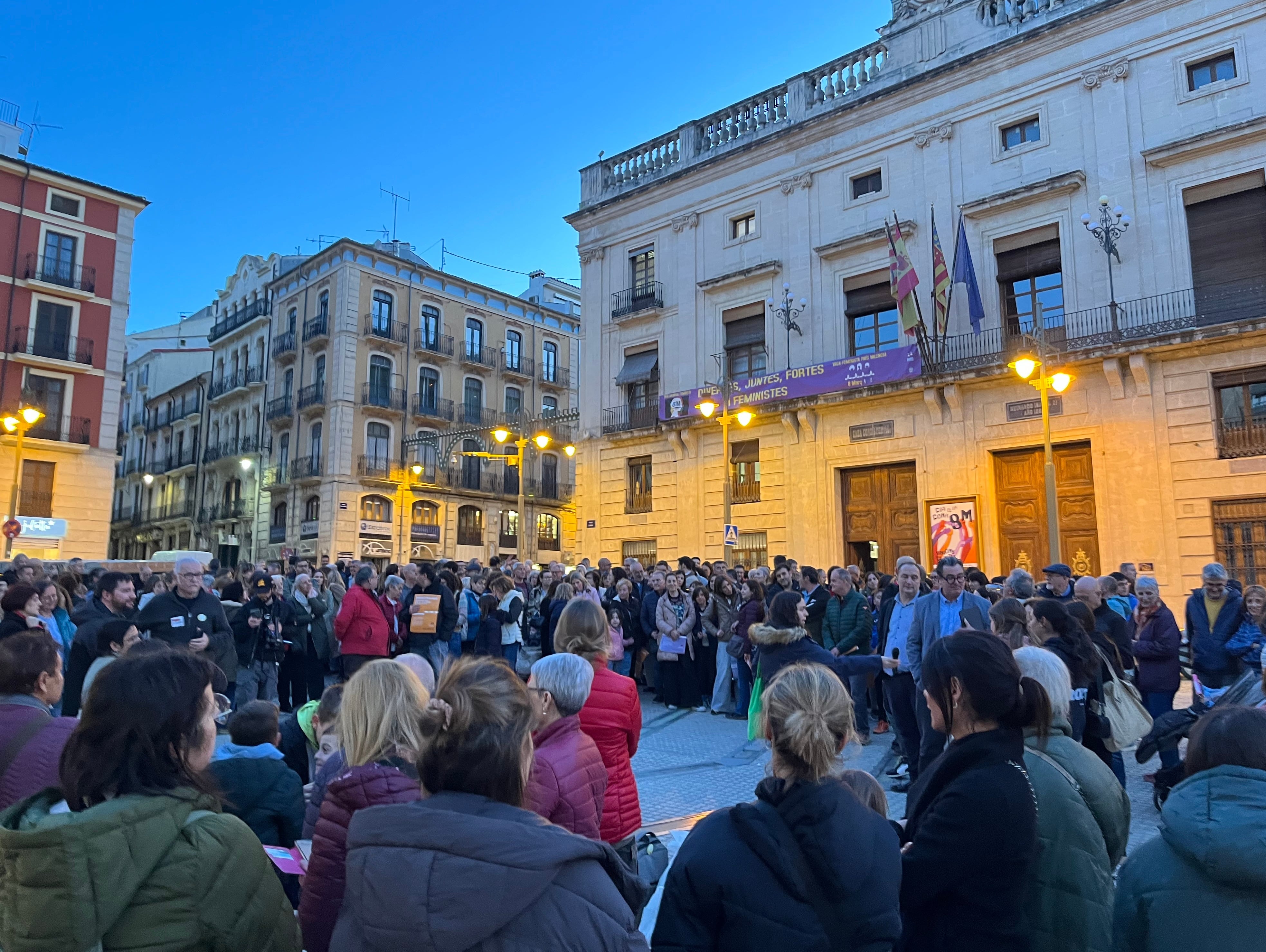 Unas 250 personas se han concentrado en la plaza de España para rechazar la agresión a un profesor de un centro educativo de la ciudad.