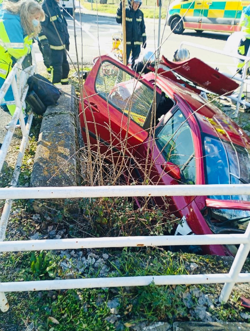 El vehículo que conducía la víctima, de 87 años, se salió de la vía y quedó encajado en un espacio entre dos carreteras