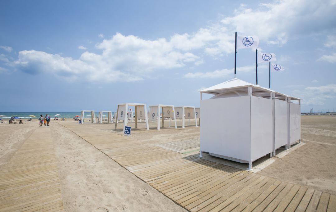 Uno de los puntos de baño adaptado en la playa de Gandia 