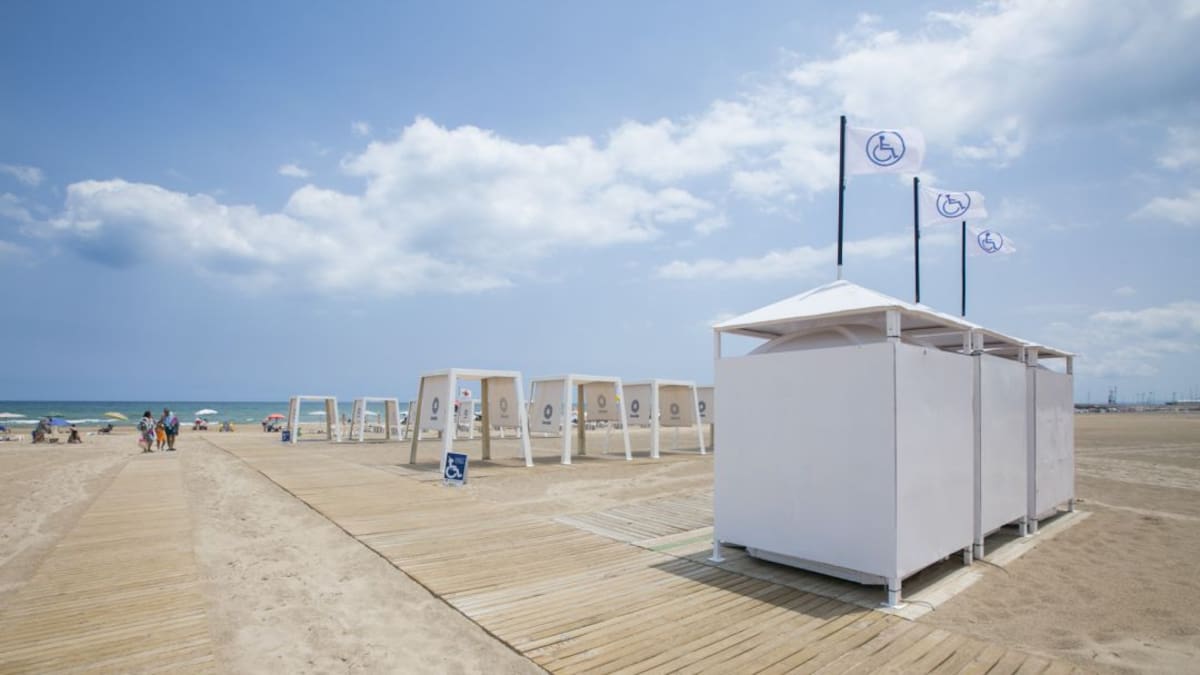 Mejora de accesibilidad en los puntos de baño adaptado de la playa de Gandia
