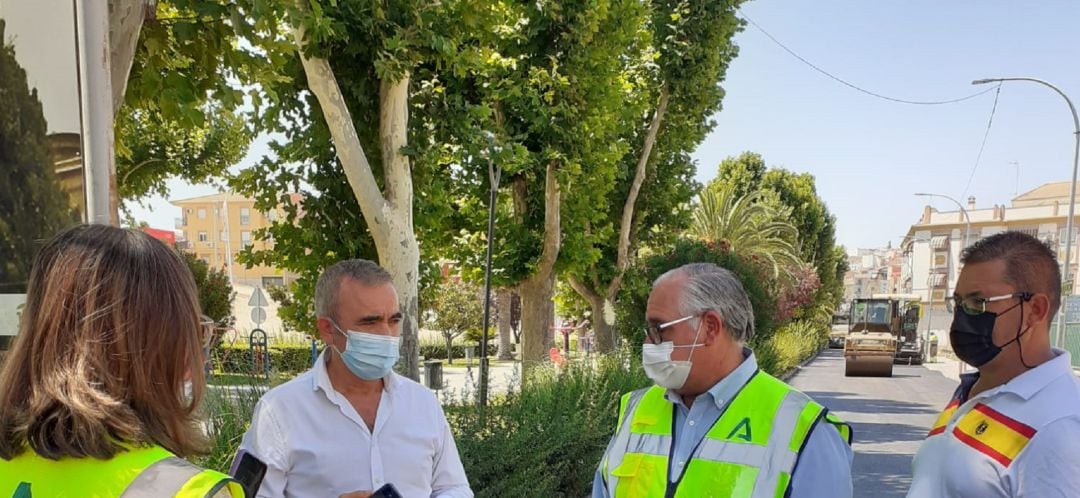 Visita del delegado de Fomento, Jesús Estrella, a las obras de refuerzo del firme de la A-6076 a su paso por Mengíbar para mejorar la seguridad vial.