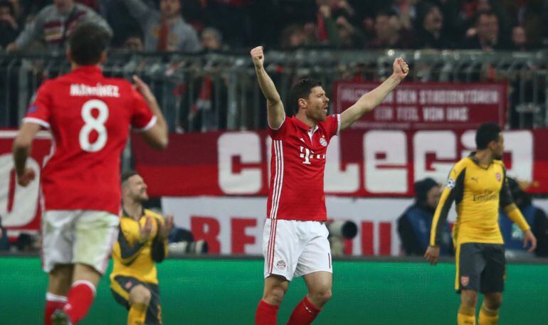 Xabi Alonso celebra uno del goles del Bayern