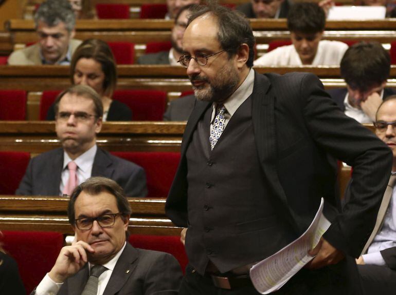 El líder parlamentario de la CUP, Antonio Baños, se dirige a la tribuna de oradores ante el presidente de la Generalitat en funciones, Artur Mas 