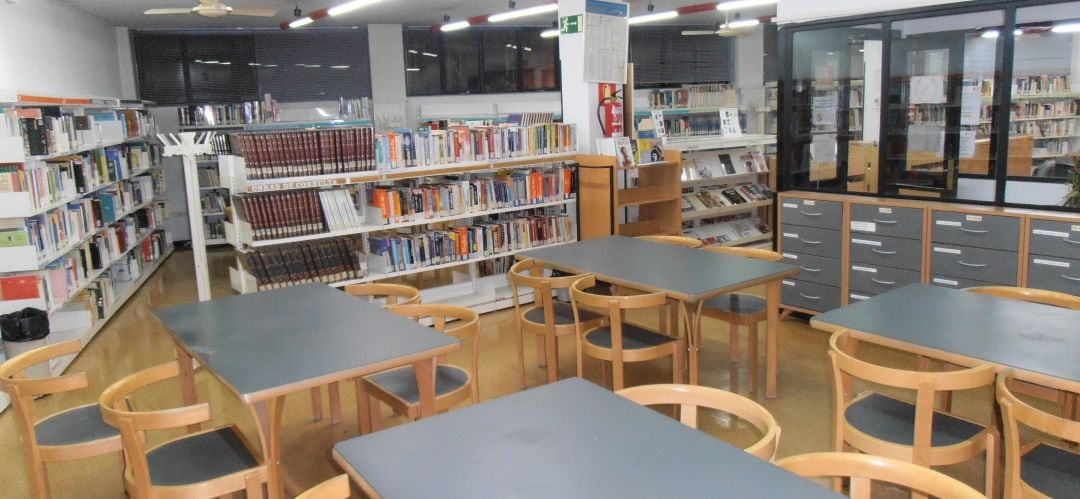 Sala de adultos de la biblioteca de la Plaza de la Iglesia de Sanse